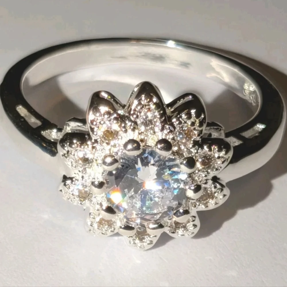 Elegant 925 Sterling Silver Floral Ring Sz 8